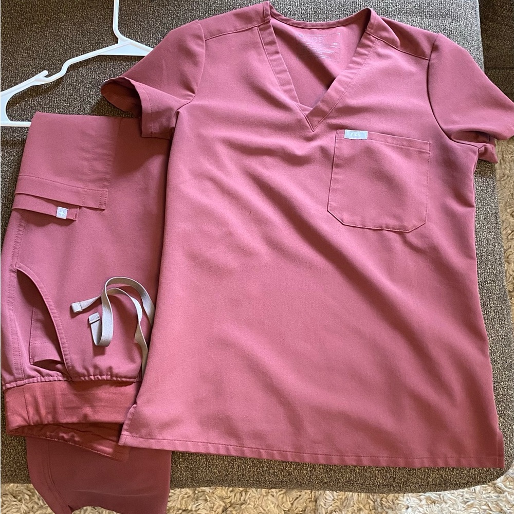 Figs Womens XXS Dark Cherry one pocket scrub top